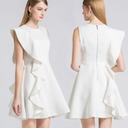 A Sleeveless White Waisted X - Shaped Skirt With..