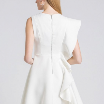 A Sleeveless White Waisted X - Shaped Skirt With..