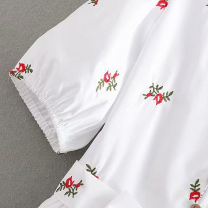 2019 Embroidered Floral Short-sleeved Retro Shirt..