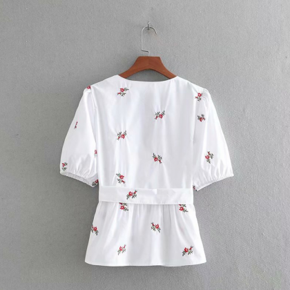 2019 Embroidered Floral Short-sleeved Retro Shirt..