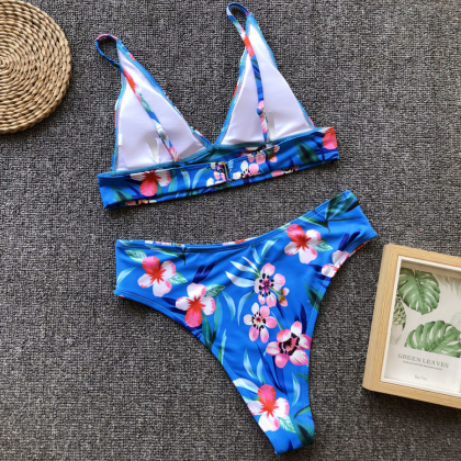 2019 Flower Print Ladies Bikini Split Swimsuit..
