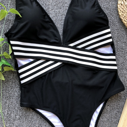 Explosive Section One-piece Strappy Swimsuit..