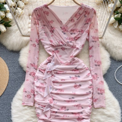 Retro Romantic Floral V-neck Dress..