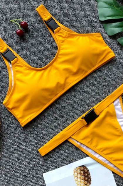 The new bikini is a solid color, button-up sexy women's two-piece