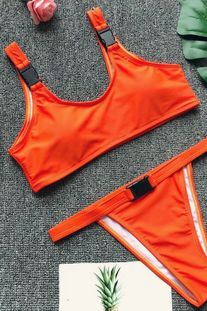 The new bikini is a solid color, button-up sexy women's two-piece
