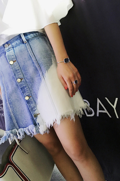 A fashionable irregular edges blue gradient breasted A-line denim skirt